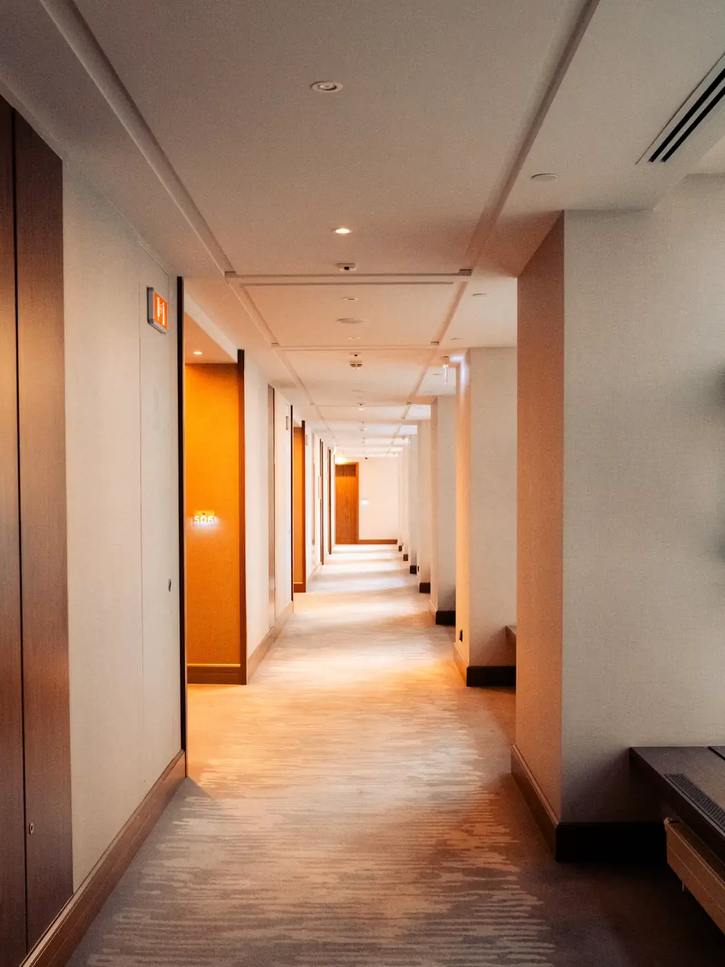 Couloir d’hôtel aux portes en bois